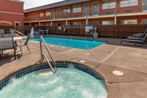 a swimming pool in the middle of a building at Quality Inn in Madras