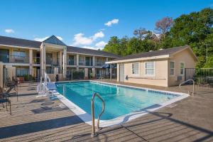 uma piscina em frente a um edifício em Quality Inn & Suites Lufkin em Lufkin