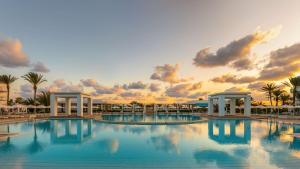 Bazén v ubytování Radisson Blu Palace Resort & Thalasso, Djerba nebo v jeho okolí