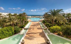 Bazén v ubytování Radisson Blu Palace Resort & Thalasso, Djerba nebo v jeho okolí