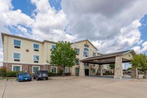 a hotel with a car parked in a parking lot at Comfort Inn & Suites Gatesville near Fort Cavazos in Gatesville