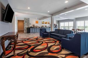 a living room with a couch and chairs on a rug at Comfort Inn & Suites Gatesville near Fort Cavazos in Gatesville
