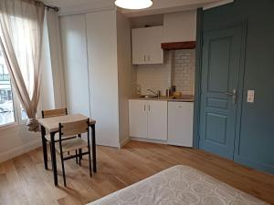 Kuchyň nebo kuchyňský kout v ubytování Studio cosy, Le Vésinet