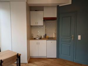 Kuchyň nebo kuchyňský kout v ubytování Studio cosy, Le Vésinet
