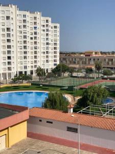 Fotografia z galérie ubytovania Apartamento en primera línea de playa con piscina. v destinácii El Puerto de Santa María