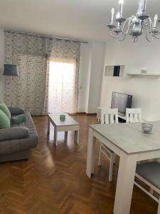 Fotografia z galérie ubytovania Apartamento en primera línea de playa con piscina. v destinácii El Puerto de Santa María