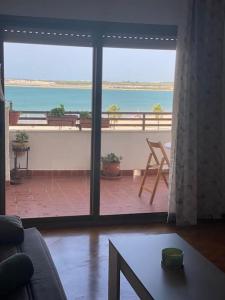 Fotografia z galérie ubytovania Apartamento en primera línea de playa con piscina. v destinácii El Puerto de Santa María
