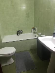 Fotografia z galérie ubytovania Apartamento en primera línea de playa con piscina. v destinácii El Puerto de Santa María