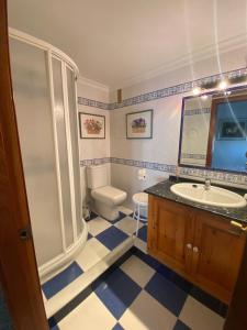 Fotografia z galérie ubytovania Apartamento en primera línea de playa con piscina. v destinácii El Puerto de Santa María
