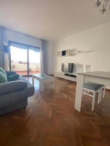 Fotografia z galérie ubytovania Apartamento en primera línea de playa con piscina. v destinácii El Puerto de Santa María