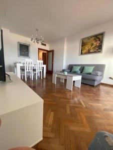 Fotografia z galérie ubytovania Apartamento en primera línea de playa con piscina. v destinácii El Puerto de Santa María