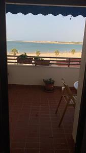 Fotografia z galérie ubytovania Apartamento en primera línea de playa con piscina. v destinácii El Puerto de Santa María