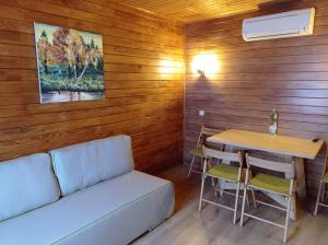 - un salon avec un canapé et une table dans l'établissement Bereg holiday park, à Svetlogorskoye