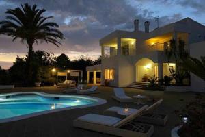 Bazén v ubytovaní Gorgeous Villa near Ibiza centre alebo v jeho blízkosti