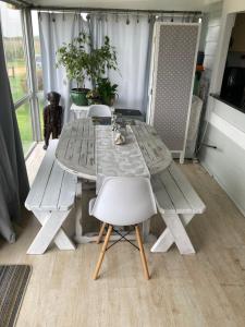 una mesa de comedor y sillas en una habitación en Beach Cottage, en Kleinmond