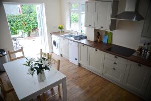 A kitchen or kitchenette at Park House 
