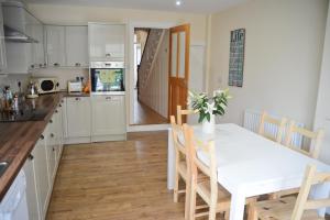 A kitchen or kitchenette at Park House 