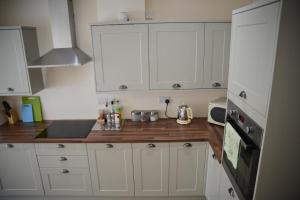 A kitchen or kitchenette at Park House 