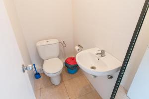 bagno con servizi igienici e lavandino di Room in Guest room - Private room with sunny terrace of 200m2 3 a Barcellona