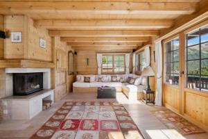 ein Wohnzimmer mit einem Sofa und einem Kamin in der Unterkunft Chalet Lo Villâzo by Mrs Miggins in Grimentz