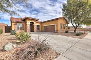 een huis met een garage en een oprit bij Bright Goodyear Retreat with Home Gym, Near Golfing in Goodyear