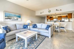 - un salon avec un canapé et une table dans l'établissement Redington Shores Retreat with Pool and Beach Access!, à Clearwater Beach