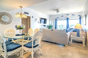 uma sala de estar com uma mesa e cadeiras e um sofá em Redington Shores Retreat with Pool and Beach Access! em Clearwater Beach