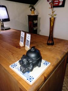 a pot on a table with a dog on it at Refúgio das Artes in Porto de Mós