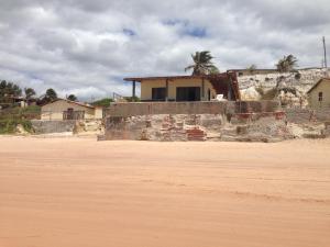 a building on the side of a dirt road at Beach Place Fontainha in Aracati