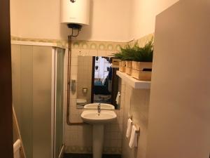A bathroom at Appartamento Martini 33