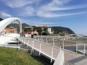 un ponte bianco con persone che camminano su una passerella di Seafront Riva appartamento fronte mare a Sestri Levante