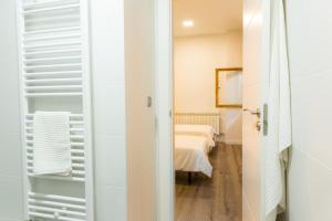 Habitación con una puerta que conduce a un dormitorio en Moderno Apartamento LAUD3 - Nuevo/Familiar/Wifi/TV, en Valladolid
