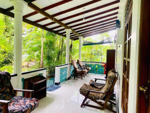 Ruang duduk di The Jungle Path Lodge