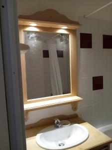ein Bad mit einem Waschbecken und einem Spiegel in der Unterkunft Espace et confort dans station familiale à 1800 m in Puy-Saint-Vincent