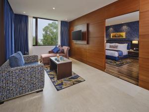 een hotelkamer met een slaapkamer en een bed bij Fortune Park, Katra - Member ITC's Hotel Group in Katra