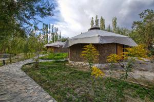 un edificio con una sombrilla en un jardín en Chalet Seabuckthorn - Hunder, en Hundar