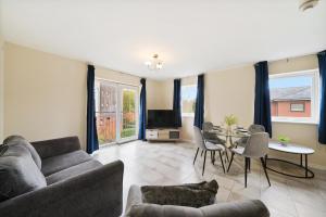 Posezení v ubytování Peaceful 2BR Flat with Historic Bottle Kilns View & Free Parking Located near City Centre
