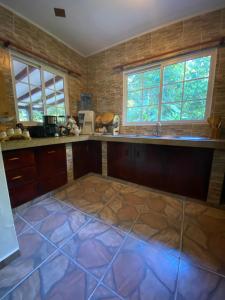 プラランにあるBlissful hill top Apartmentの石の床と窓が備わる広いキッチン