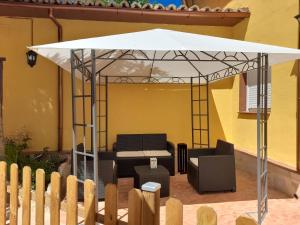 un pabellón blanco con una mesa y sillas debajo en Room in Lodge - Rural Hotel Las Quintas de los Mangas Verdes, en Quintana Redonda