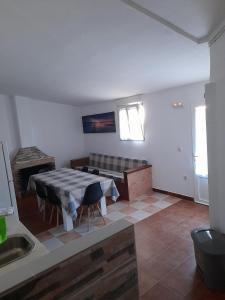 un soggiorno con tavolo e divano di Room in Lodge - Rural Hotel Las Quintas de los Mangas Verdes a Quintana Redonda