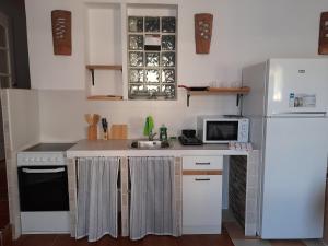 una piccola cucina con lavandino e frigorifero di Room in Lodge - Rural Hotel Las Quintas de los Mangas Verdes a Quintana Redonda
