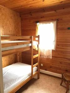 a room with two bunk beds in a log cabin at Chalet avec vue imprenable in Rocamadour