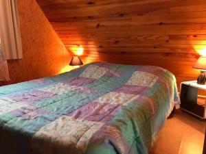 a bedroom with a bed in a log cabin at Chalet avec vue imprenable in Rocamadour