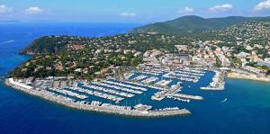 una vista aérea de un puerto con barcos en el agua en Agréable T3 avec jardin et parking privé, à 350m du centre ville et des plages, wifi, remise supplémentaire de 10 pourcent pour une location à la semaine en Cavalaire-sur-Mer