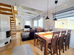 jadalnia i salon ze stołem i krzesłami w obiekcie Mesiangervo w mieście Kalajoki