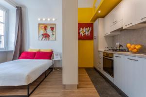 eine kleine Küche mit einem Bett in einem Zimmer in der Unterkunft Porta Susa Studio Apartment by Wonderful Italy in Turin