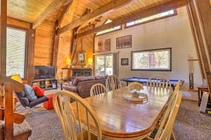 sala de estar con mesa de madera y sillas en Big Bear Retreat with Fenced Yard Near Ski Resorts! en Big Bear Lake