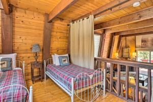 - une chambre avec un lit dans une cabane en rondins dans l'établissement Big Bear Retreat with Fenced Yard Near Ski Resorts!, à Big Bear Lake