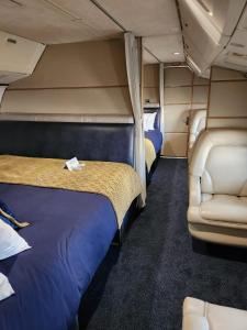侯斯普瑞特的住宿－AEROTEL VIP，一间火车室,配有两张床和椅子