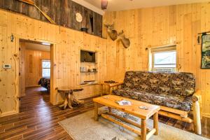 A seating area at Cabin Near River - Treehouse Masters Stayed Here!